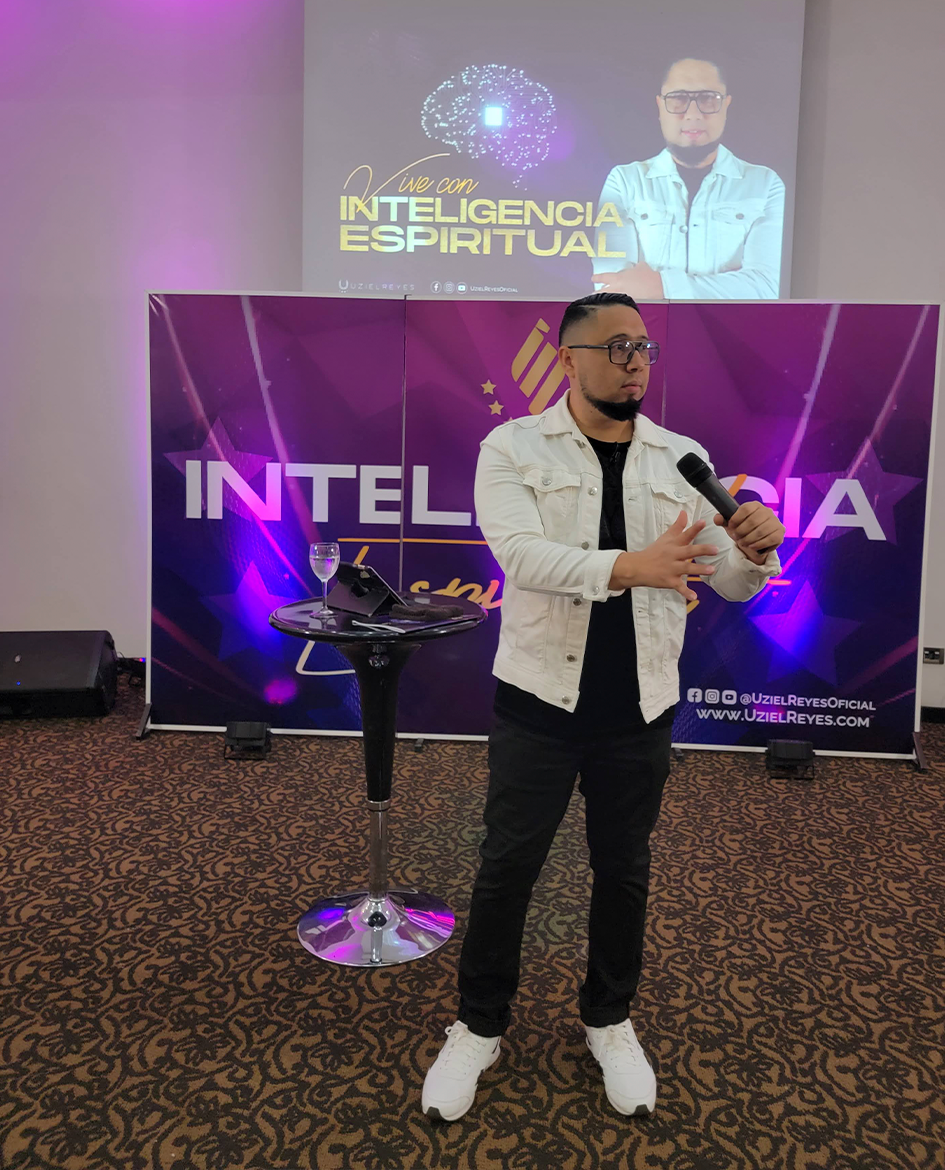 Uziel Reyes enseñando