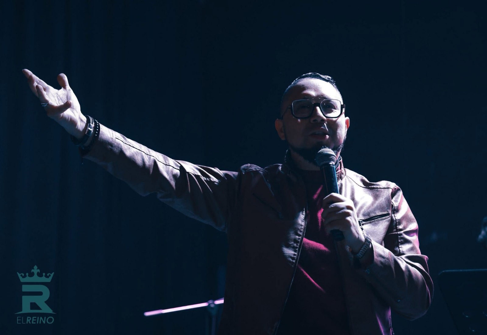 Uziel Reyes junto a su equipo de jóvenes líderes