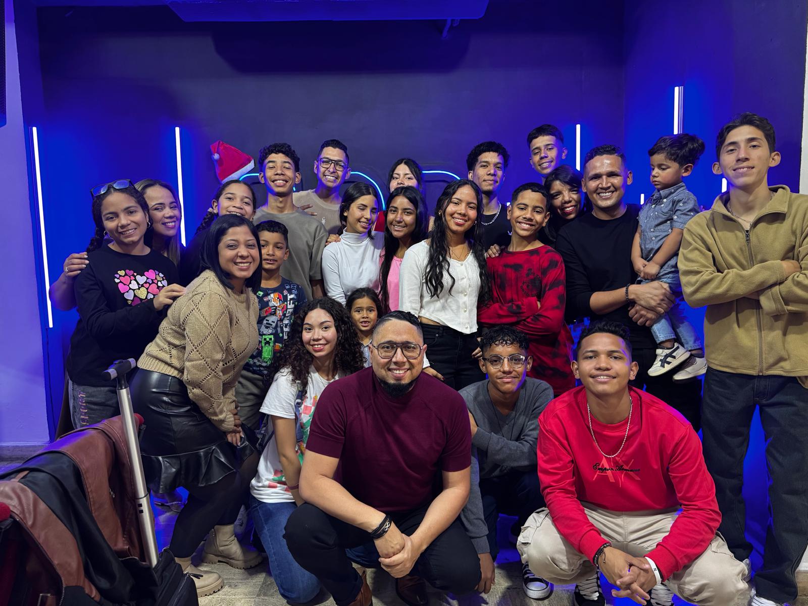 Uziel Reyes junto a un grupo de jóvenes